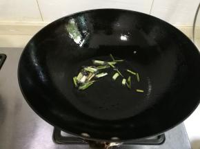 热锅凉油放入葱煎出香味
