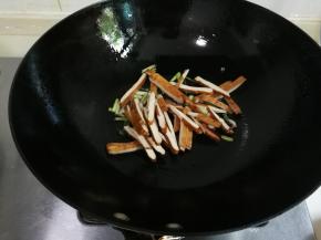 放入香干翻葱片刻