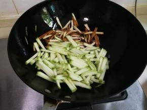放入西葫芦翻炒均匀