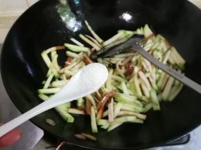 放入半小勺糖翻炒均匀