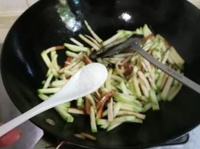 放入半小勺糖翻炒均匀