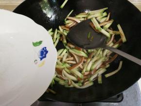 放入少许热水翻炒片刻会更嫩脆