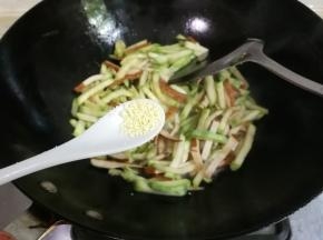 放入少许鸡精