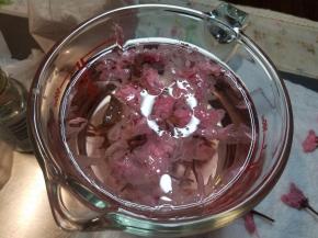 盐渍樱花提前用清水浸泡，中间记得换几次水哟。