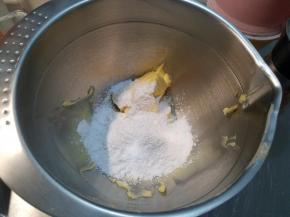 糖粉、盐跟黄油直接放入打蛋盆内。