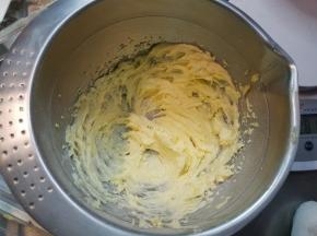 轻轻搅打均匀，黄油微微发白即可。