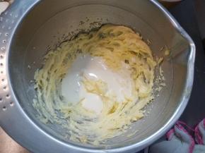 再加入淡奶油，再次搅打均匀。