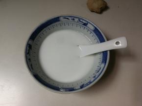 放入六勺清水搅匀