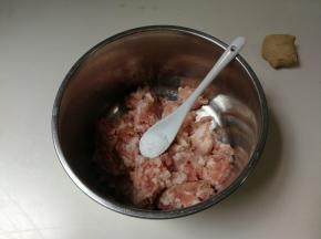 肉糜放入盆中，放入一小勺盐