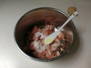 放入半小勺鸡精