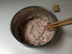 顺时针搅拌至有粘性的肉糊，用筷子挑肉糊摔打几下