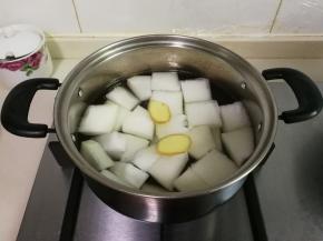 锅中放入冬瓜，姜片烧开