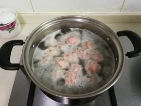 用勺子挖肉糊滚圆，放入锅中烧开转小火烧至圆子漂浮起来