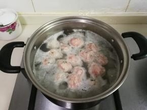 用勺子挖肉糊滚圆，放入锅中烧开转小火烧至圆子漂浮起来