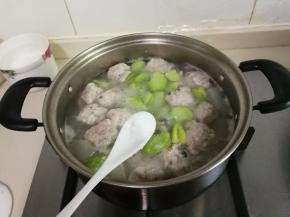 放入蚕豆米烧开，放入少许盐