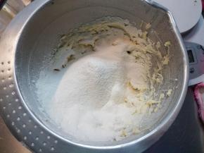 筛入面粉，切拌均匀。