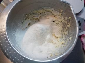 筛入面粉，切拌均匀。