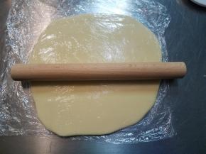 垫上保鲜膜，擀成面片。