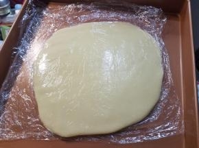 然后放在烤盘上，冷藏半小时。