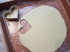 揭开表面的保鲜膜，用压模压出心形，当然也可以选择你喜欢的形状哟。