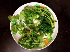 这时把配菜都切成段，备用