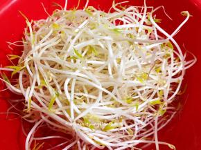 豆芽菜洗去豆皮，冲洗干净沥干备用