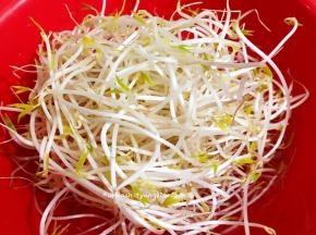 豆芽菜洗去豆皮，冲洗干净沥干备用
