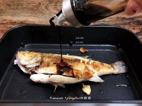 煎好鲈鱼淋上生抽3勺生抽稍微煎一下