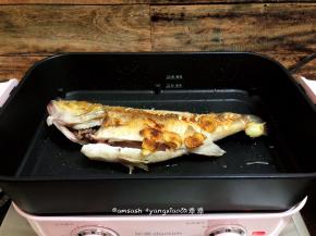 把鲈鱼翻个身，煎另一面，一样煎至金黄色