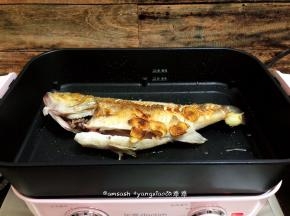 把鲈鱼翻个身，煎另一面，一样煎至金黄色