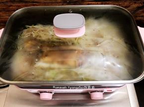 然后盖上盖子把豆芽菜焖至软