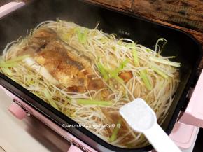 这时可以尝尝味道，咸淡可按个人喜好，我这里加了一小勺的盐