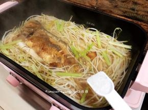 这时可以尝尝味道，咸淡可按个人喜好，我这里加了一小勺的盐
