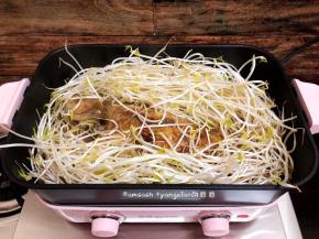 水煮开时，把豆芽菜都倒入锅中，围在鲈鱼的周边