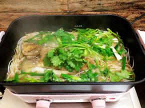 最后把所有的配菜都铺上鲈鱼上，盖上盖子就完成了