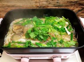 最后把所有的配菜都铺上鲈鱼上，盖上盖子就完成了