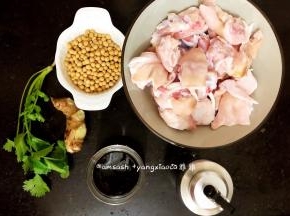 准备好所需要的材料，猪手清洗干净备用，香菜去掉根部，洗干净备用