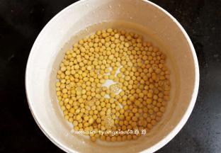 把准备好的黄豆挑去坏的，提前把黄豆清洗一下，浸泡至黄豆膨胀，先用水浸泡半小时，如果有时间的话可以再泡久点，或是提前泡