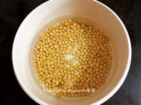 把准备好的黄豆挑去坏的，提前把黄豆清洗一下，浸泡至黄豆膨胀，先用水浸泡半小时，如果有时间的话可以再泡久点，或是提前泡