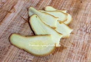 老姜洗刷干净，不用去皮，切成薄片