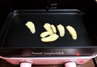 开启多功能锅，调至大火，不加油，把姜片码在多功能锅中