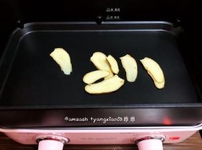开启多功能锅，调至大火，不加油，把姜片码在多功能锅中