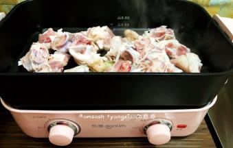 温度开始上升，把猪手皮的部分朝下，开始煎猪手