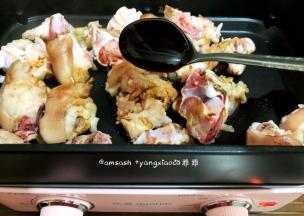 再加入3勺蚝油，继续翻炒均匀