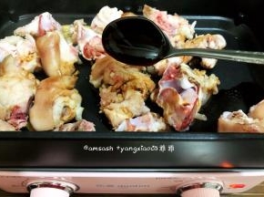 再加入3勺蚝油，继续翻炒均匀