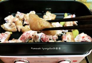 煎猪手的同时需要多次翻动猪手，预防一些没煎到，一些又煎焦了，煎到猪皮微微有点焦黄即可