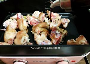 倒入3勺生抽，翻动一下猪手，这样让猪手能更好的上色