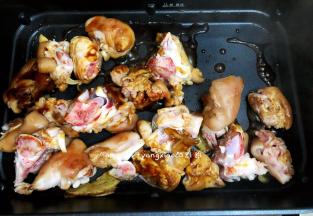 这时可以适当的把火候调小一点，调至中火，让猪手吸收酱汁