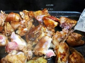 加入2000毫升的清水，水量可以稍微多点，这样煮的时候中途不需要再加水