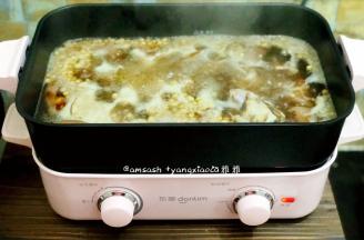 煮至猪手软糯，用筷子戳一下，能戳透，再加少许盐调味即可，最后把摆上香菜即可使用，为了好看，我放了几个干的指天椒做装饰，软糯Q弹的猪手焖黄豆就做好了